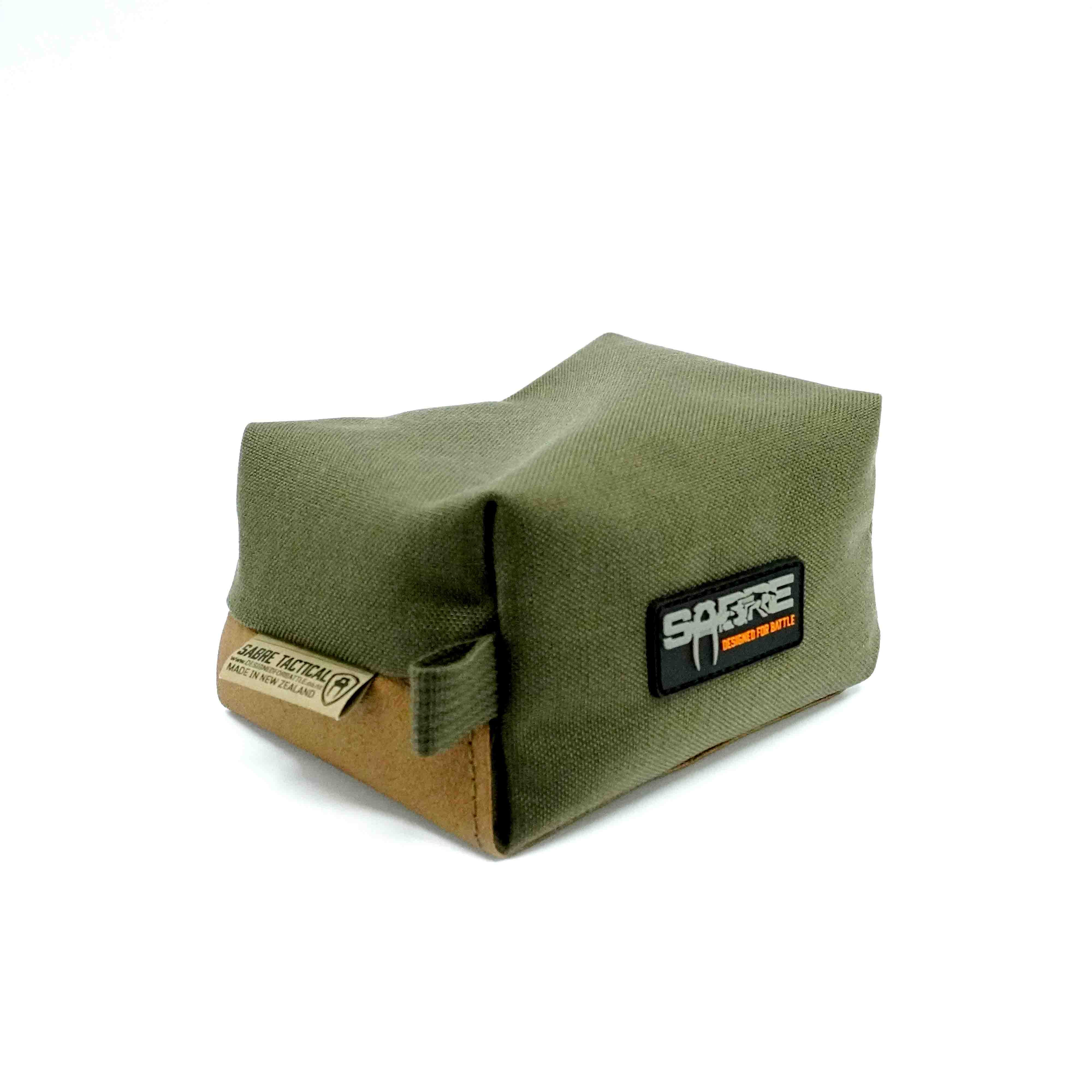 A ranger green Sabre rear shooting bag made of Cordura® fabric, and with a non-slip bottom.